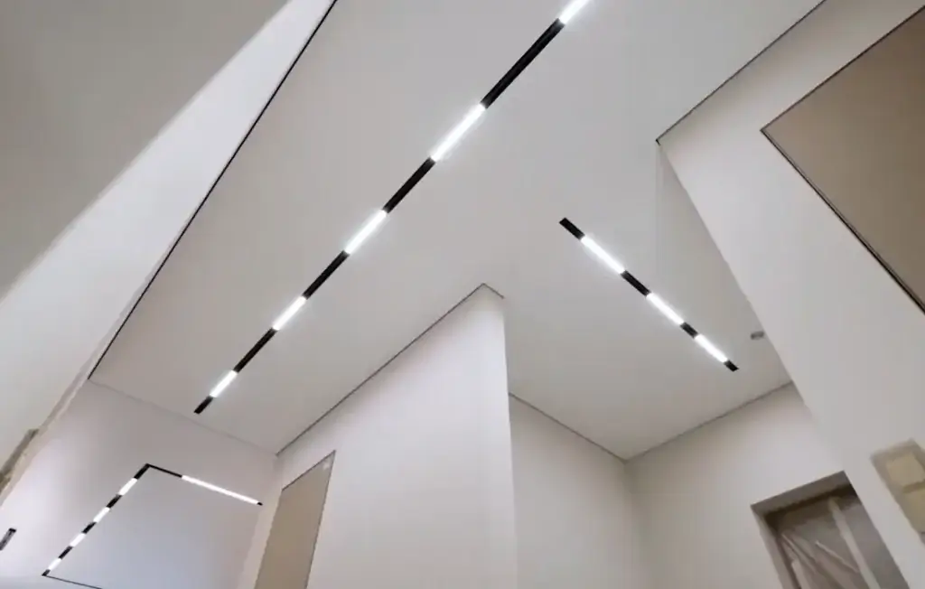 Sufit napinany w korytarzu z liniami świetlnymi LED