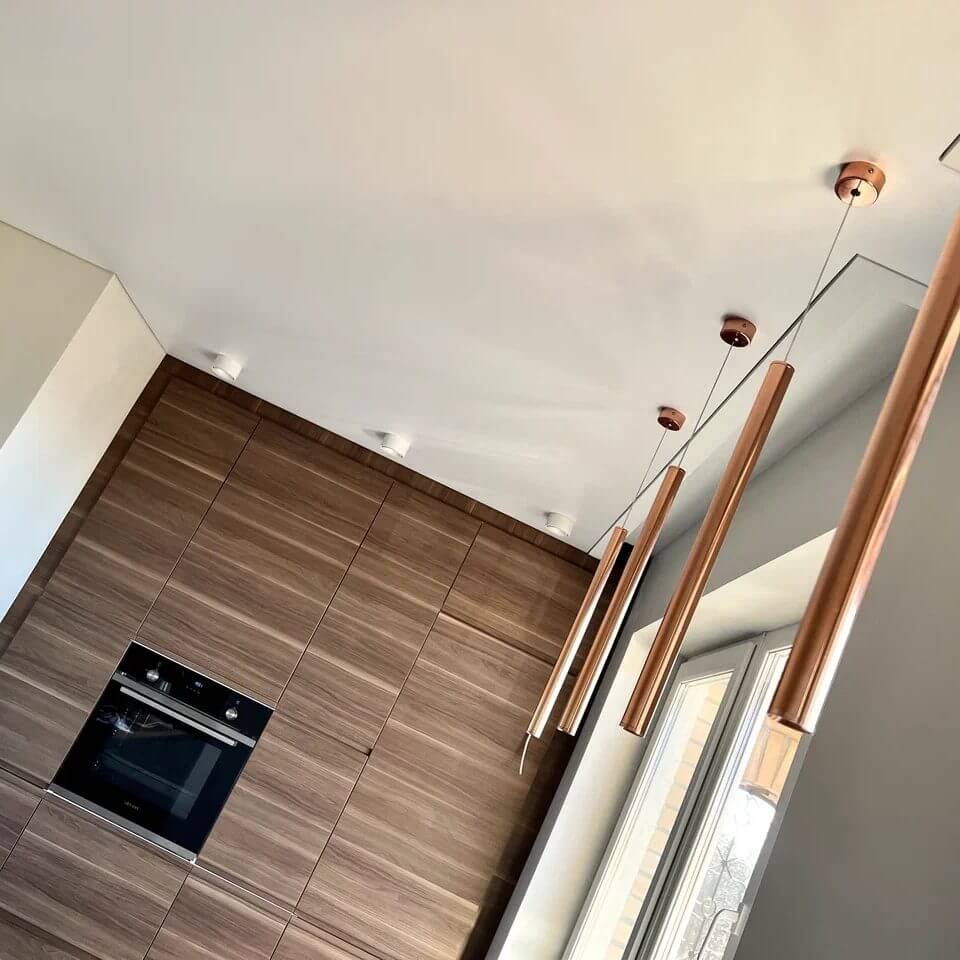 Minimalistyczny sufit napinany w nowoczesnym pomieszczeniu