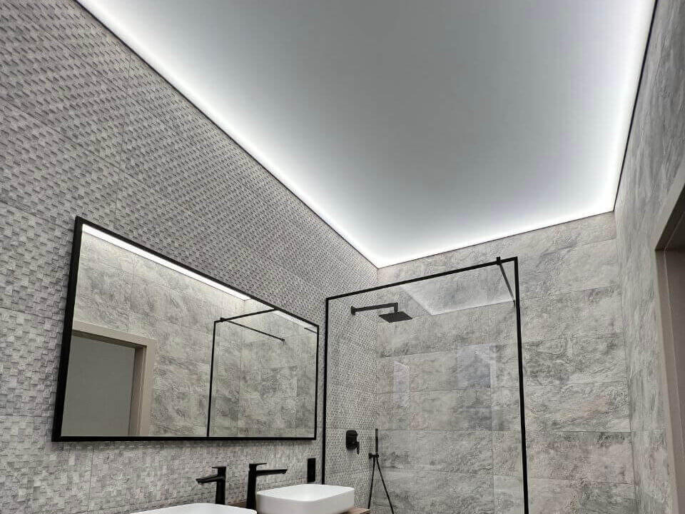Sufit napinany w łazience – estetyka, wygoda i ochrona przed wilgocią w jednym - foto-1