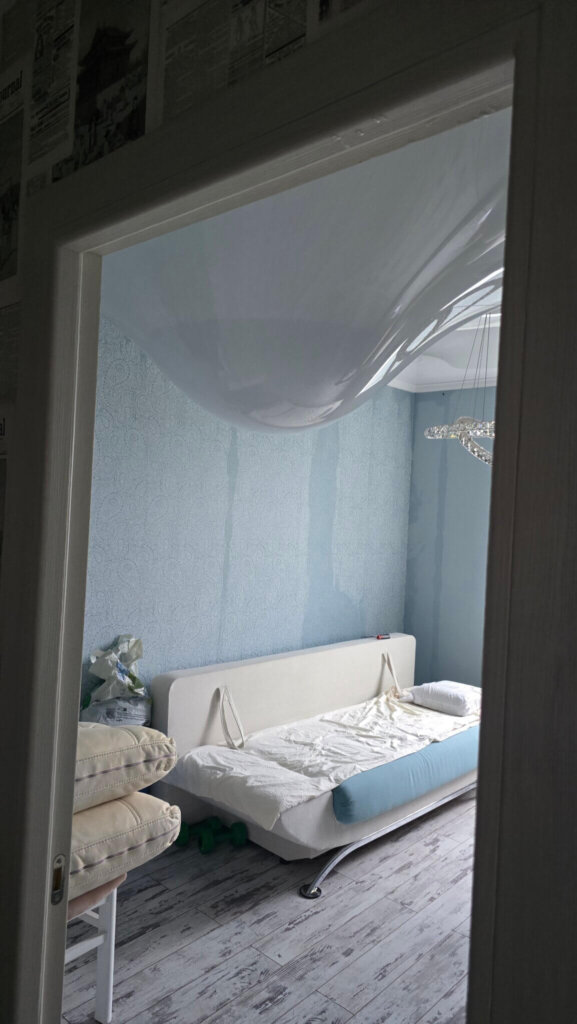 Sufit napinany w łazience – estetyka, wygoda i ochrona przed wilgocią w jednym - foto-3