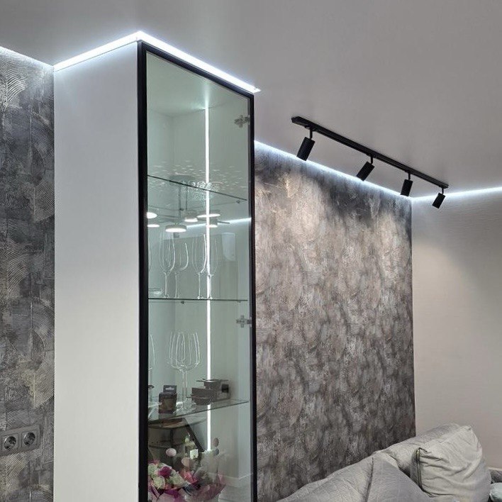 Sufit napinany w salonie – styl, funkcjonalność i wygoda na lata - foto-4