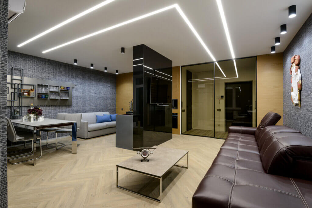 Salon z liniowym oświetleniem LED w suficie