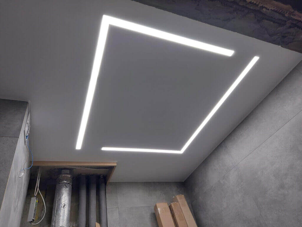 Sufit napinany z liniami świetlnymi LED