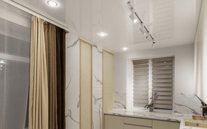 Sufit napinany połysk w eleganckim wnętrzu