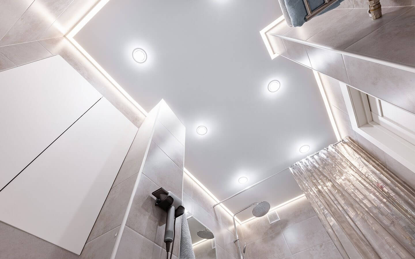 Nowoczesny sufit napinany w łazience z oświetleniem LED