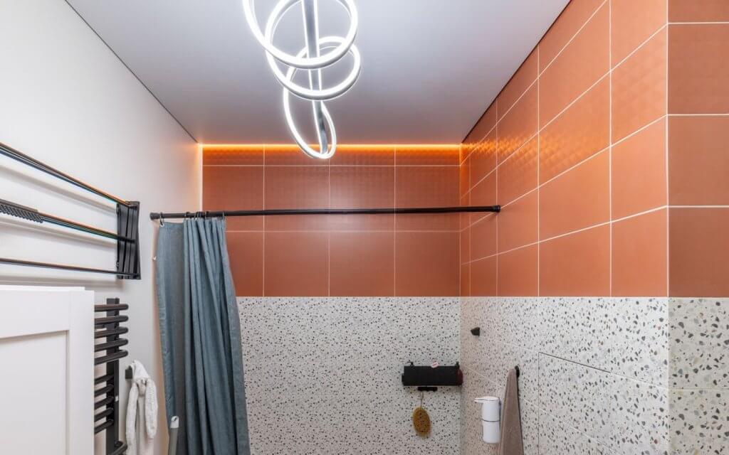 Stylowy sufit napinany w łazience – aranżacja wnętrza