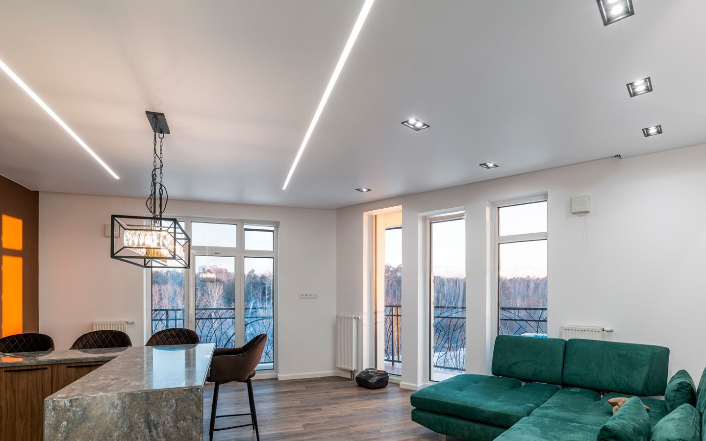 Sufit napinany w przestronnym salonie z liniami świetlnymi LED
