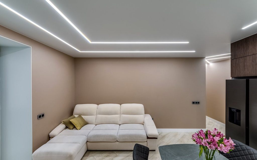 Sufit napinany w salonie z podświetleniem obwodowym LED