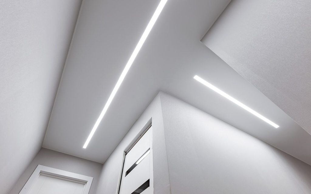 Sufit napinany w przedpokoju z minimalistycznym oświetleniem liniowym LED